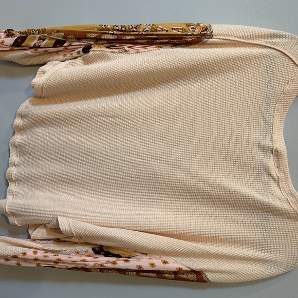 BRAND NEW FREE PEOPLE DETAILED SLEEVE TOP - Picture 2 of 4